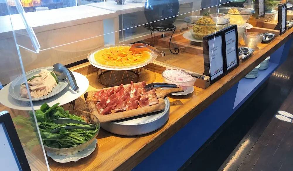 朝食ビュッフェは50種類以上。盛り付けがきれいなビュッフェテーブルや、目の前で仕上げてくれるライブキッチンも。選んでいるだけでワクワクする空間です。