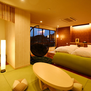 バラ風呂につかりながら贅沢な気分を満喫3495330