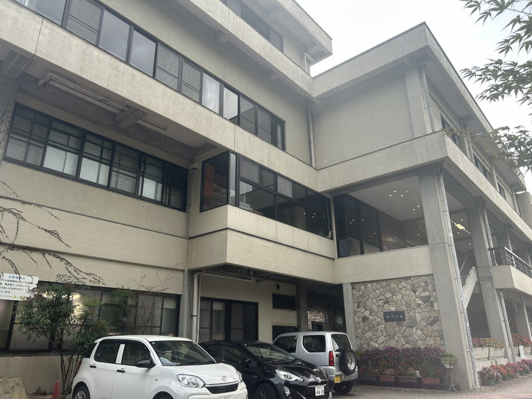 駅からは急な坂を5分ほど登ります。送迎もあり。