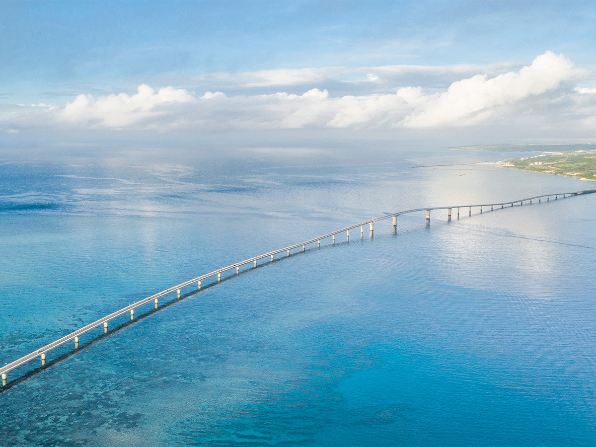 白と青のコントラストが美しい。サンゴ礁のビーチを望むホテル4066248