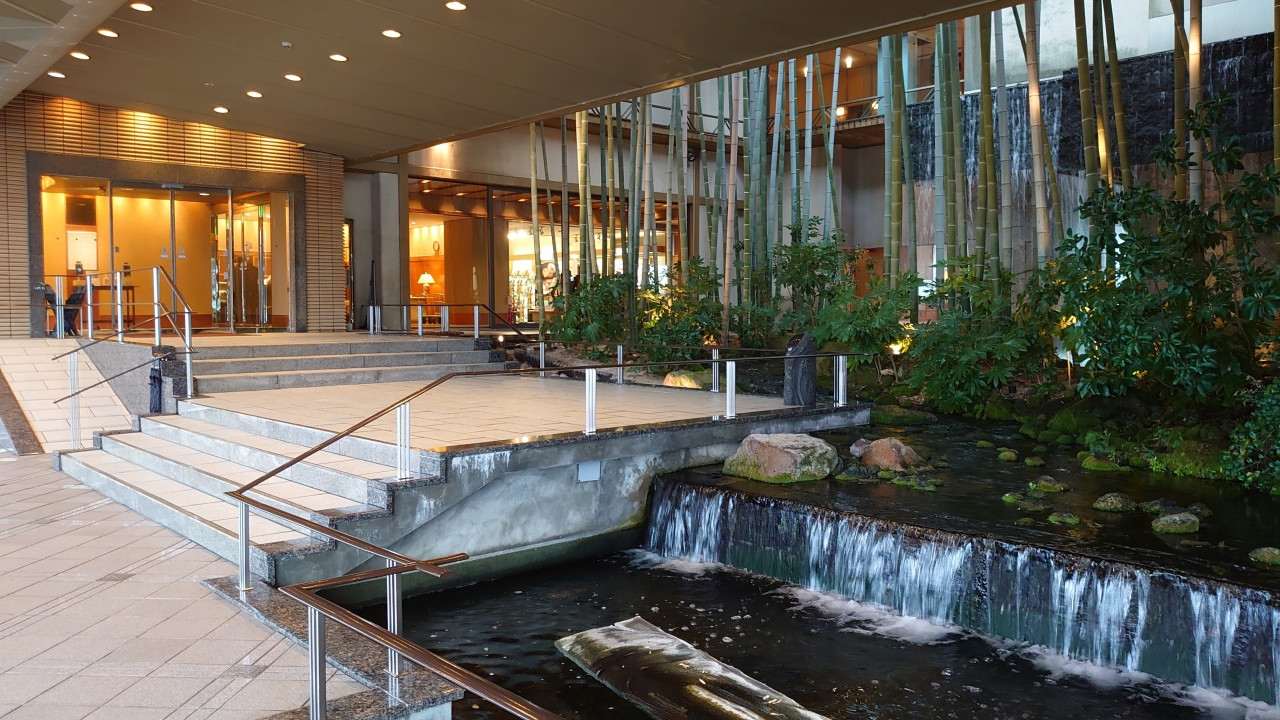 流れ落ちる水が素敵な玄関。