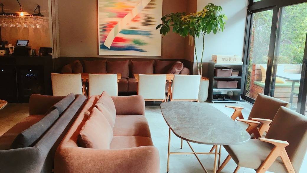 スープやパンなどの
華やかな朝食 / 3