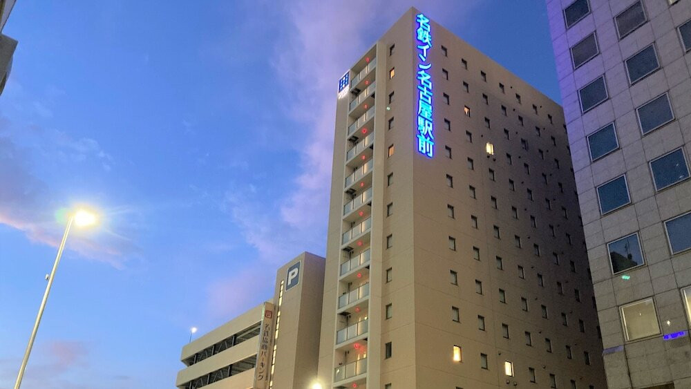 施設の正面 (日没後)