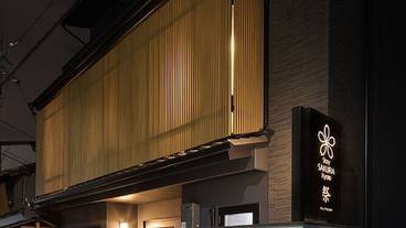 施設の正面 (日没後) / 3