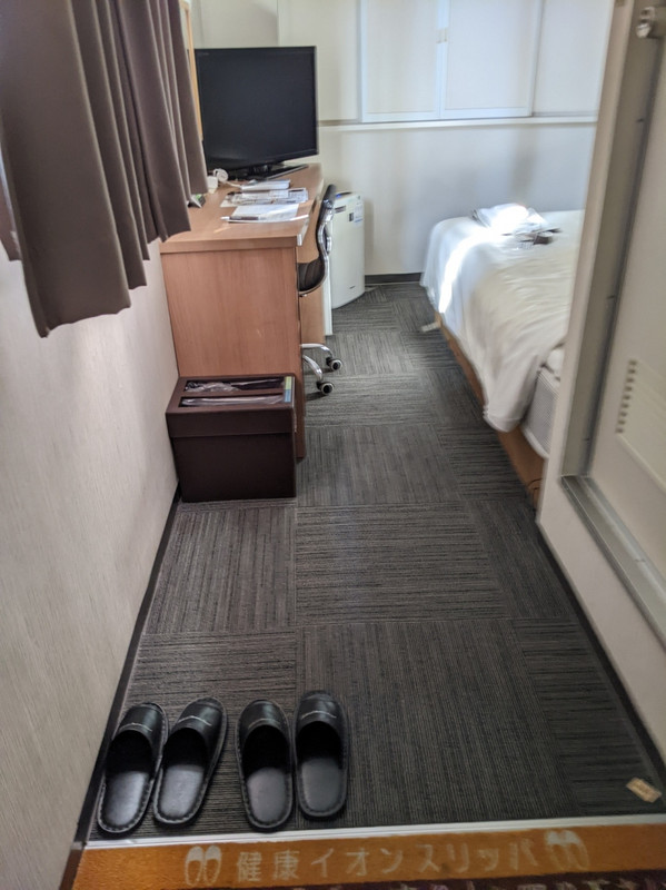 大浴場に行く為の廊下用のスリッパも別にあります。