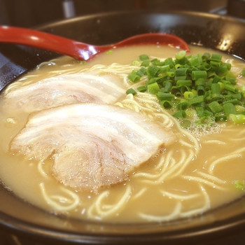 「博多糟屋らーめん あかつき」料理 316594 ラーメンセット大(๑´ڡ`๑)
くせのないとんこつ、麺はハードでちょい固め、美味しくいただきました(๑´ڡ`๑)