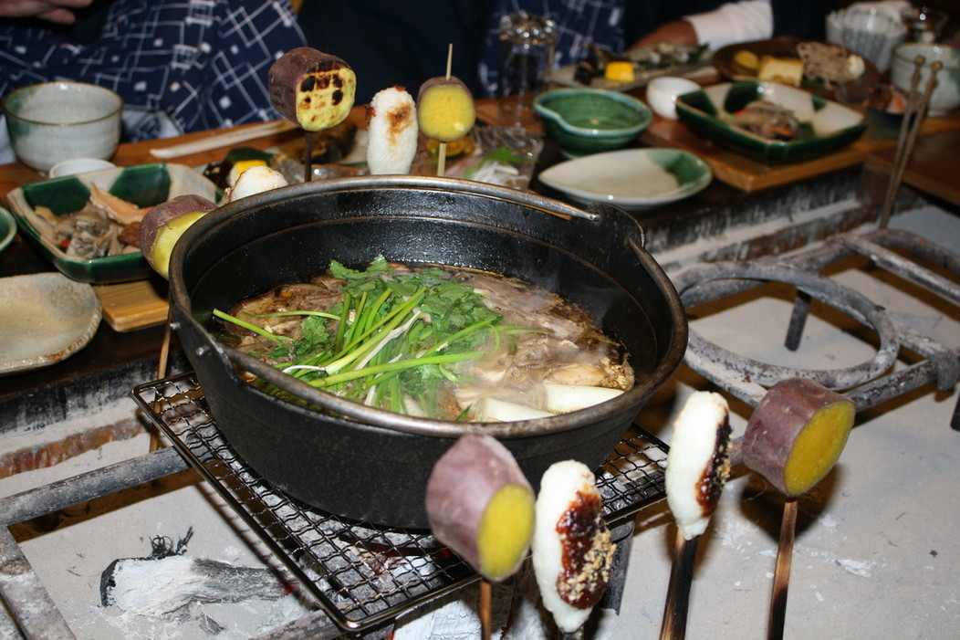 「肘折温泉 湯宿 元河原湯」 料理 895792 囲炉裏　炉端焼き（鴨なべ）