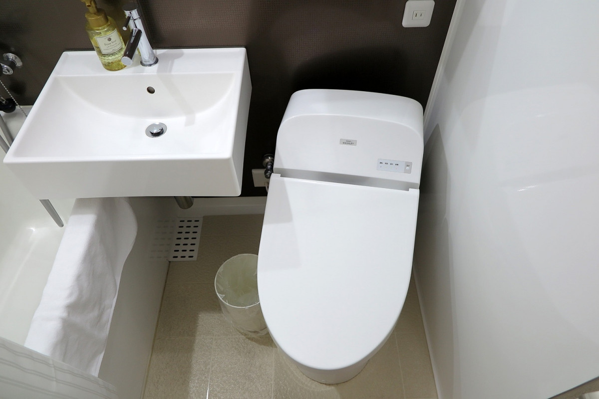 便器の傾きに苦労の痕が見られます