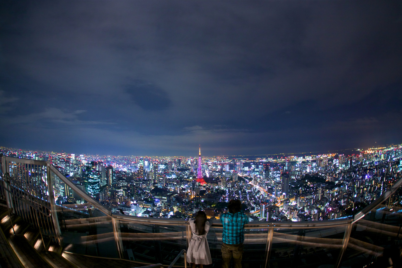 クリスマスシーズン　東京の夜景を眺めるカップル