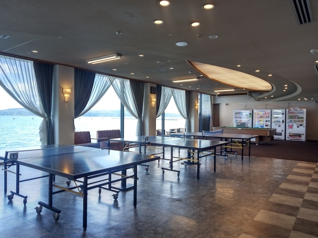 海が見える卓球、ビリヤード場です。