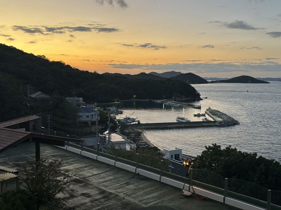部屋から見た夕陽の瀬戸内海
