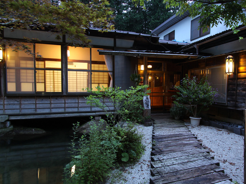自分で釣った魚を囲炉裏焼きで。ほっこり過ごせる古民家宿3643689