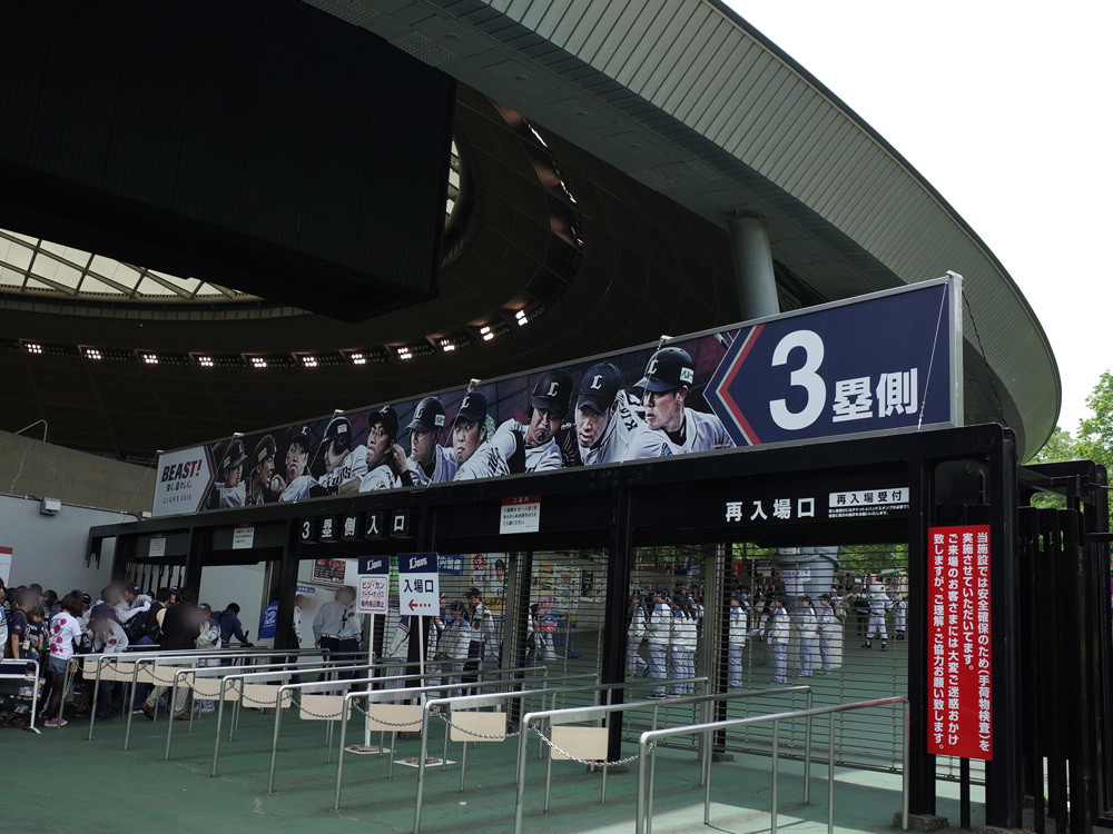 ご注意を！ホームチーム応援席は3塁側です742987