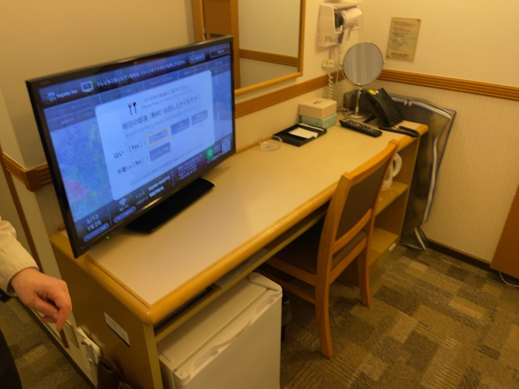 ベッドの横にテレビ、冷蔵庫、椅子などがあるだけ。