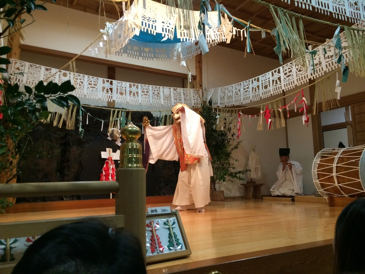 毎日行われている「高千穂神楽」で神秘に触れる4023257