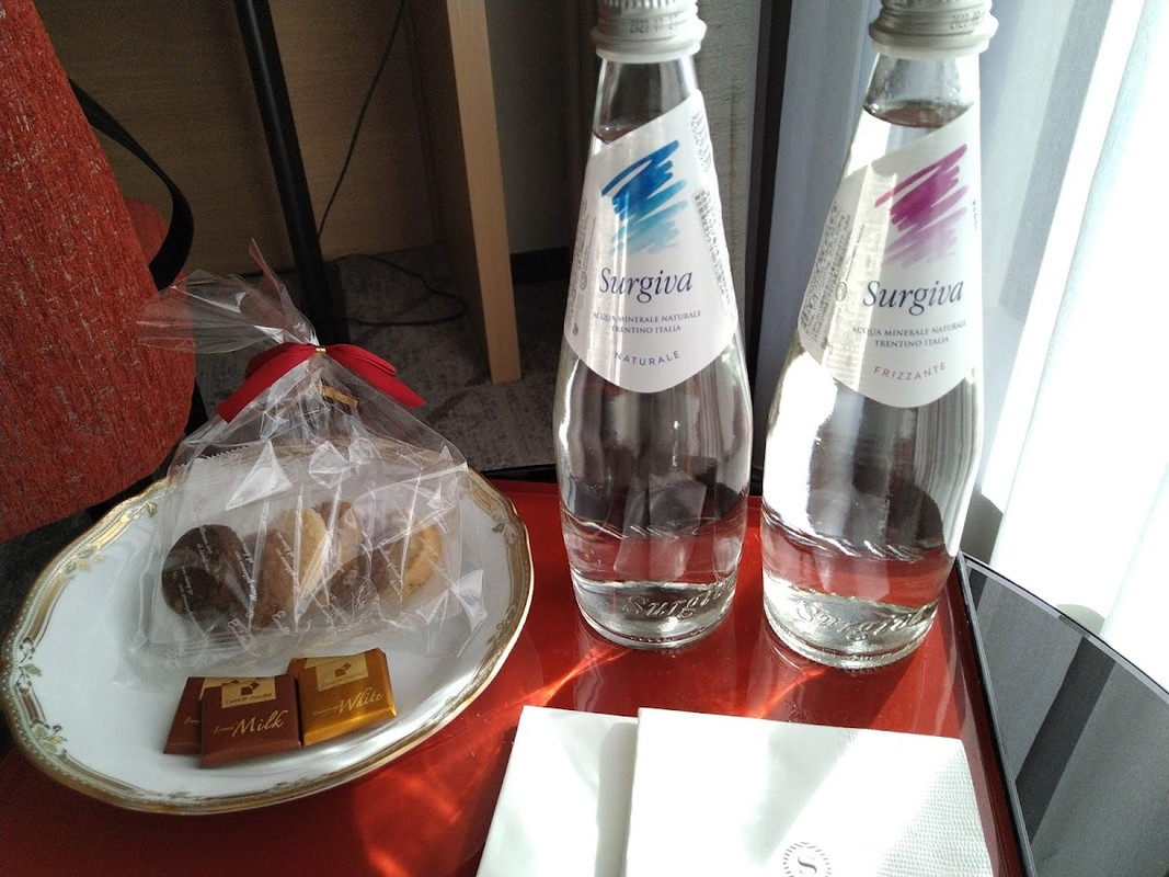 ウエルカムフルーツではなく、炭酸水とクッキー