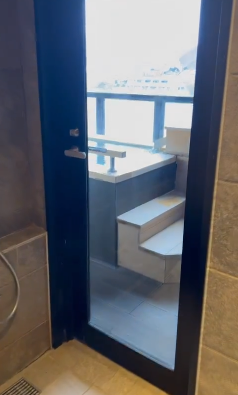 部屋食特別室「紗綾」の浴室。サウナを出るとシャワールームがあり、そこから直接露天風呂に出られる造りだったとのこと。行き来がしやすく、快適に過ごせそう / 1