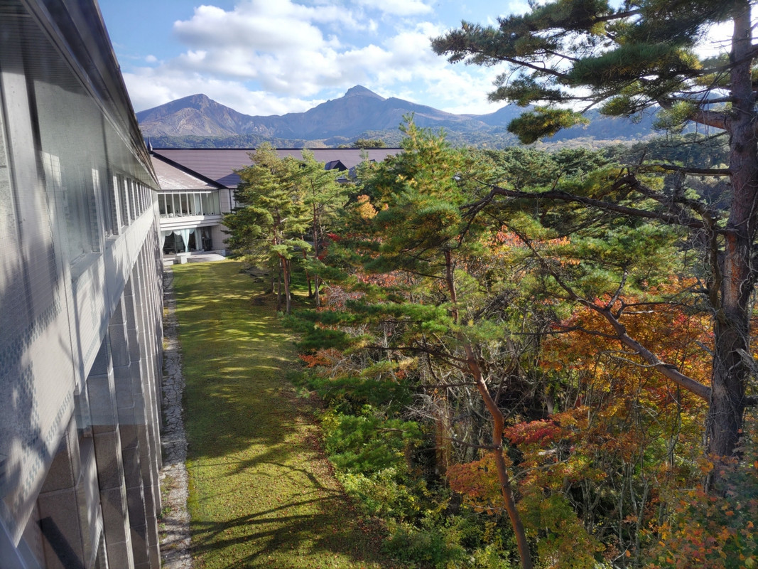 ホテルから磐梯山を望む