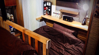 [漆黒の間/Shikkoku-Ma:203号室] スタジオコンフォート: スライド式ダブルベッド/布団 専用バスルーム (シャワーブース/シャワートイレ) 禁煙