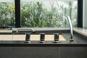 浴室から木々を眺められるお部屋も