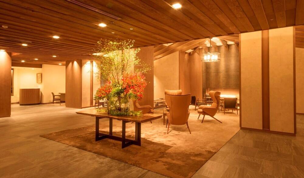 洗練された雰囲気のロビー入口 / 2