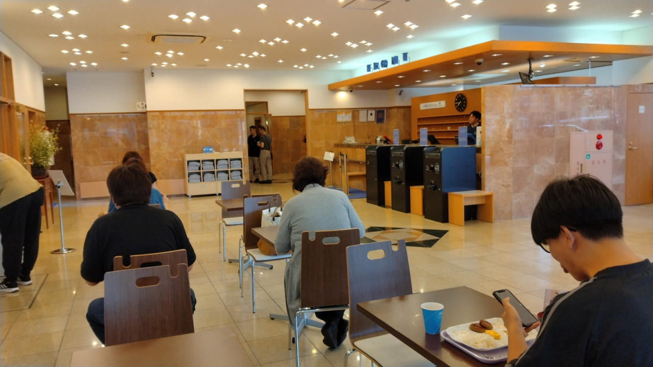 朝食会場からはみ出てしまう人も若干・・・