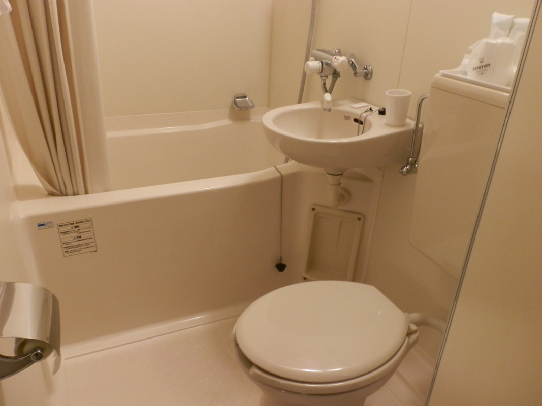 狭いバスルーム、給湯器は能力オーバー。