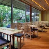 庭のホテル 東京（東京都 シティホテル）：ホテル1階にある日本料理店は、朝食、ランチ、ディナーと幅広く利用OK。眺めのいい窓側の席は特におすすめ。 / 4