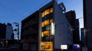 施設の正面 (日没後) / 1