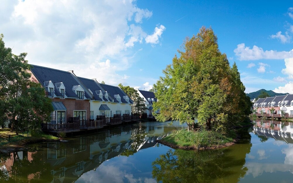 お子さんが自然の中でのびのび遊べる！湖畔のコテージタイプホテル4379606