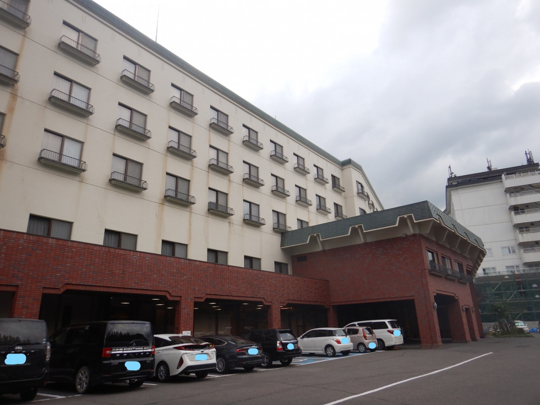 温泉街の中でも高いところにある大規模旅館です。