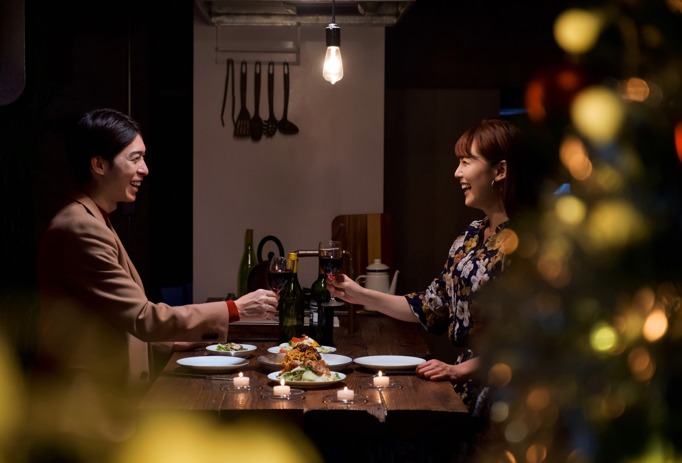 クリスマスを楽しむ男女