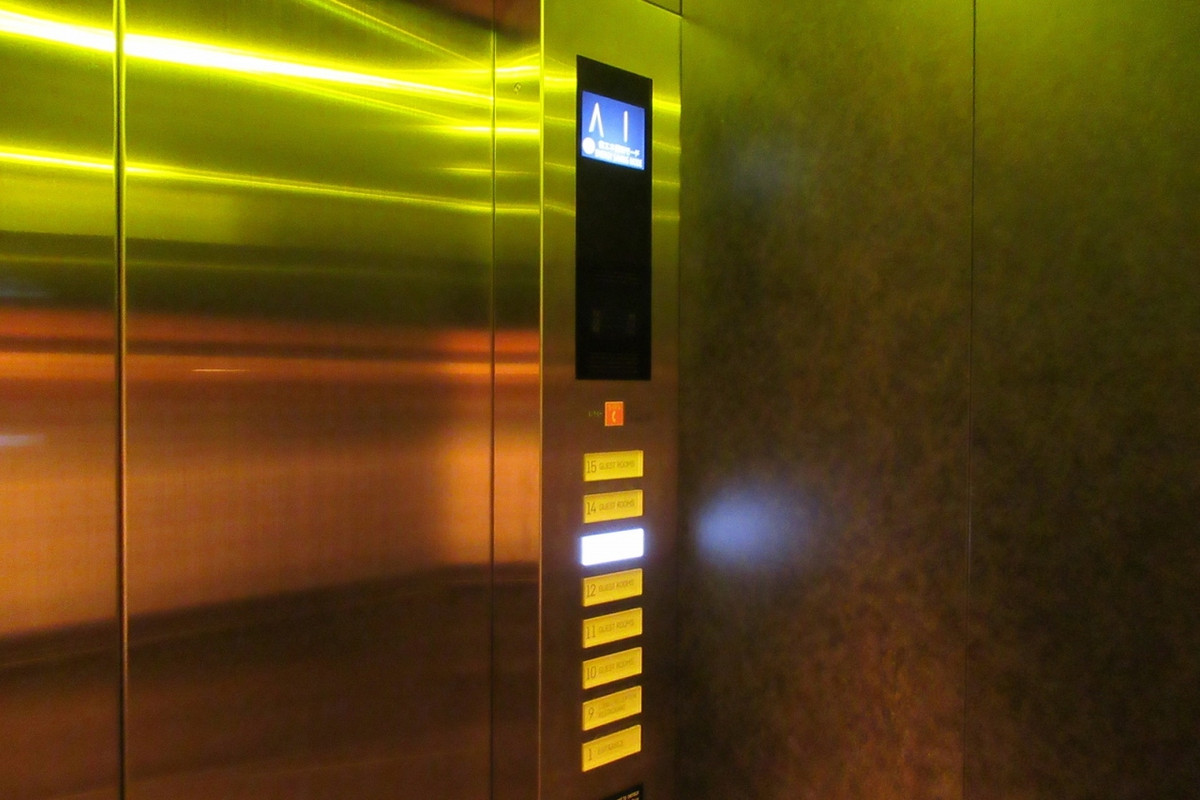 3基のエレベーター、ライトはそれぞれ緑・赤・黄色