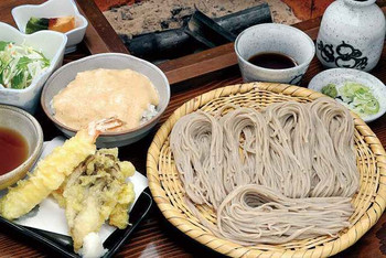「ぼっち」料理 588485 彩(いろどり)1,390円　ざる(かけ)そば・天ぷら・小鉢・サラダ・甘味・とろろご飯(梅ご飯)のセット