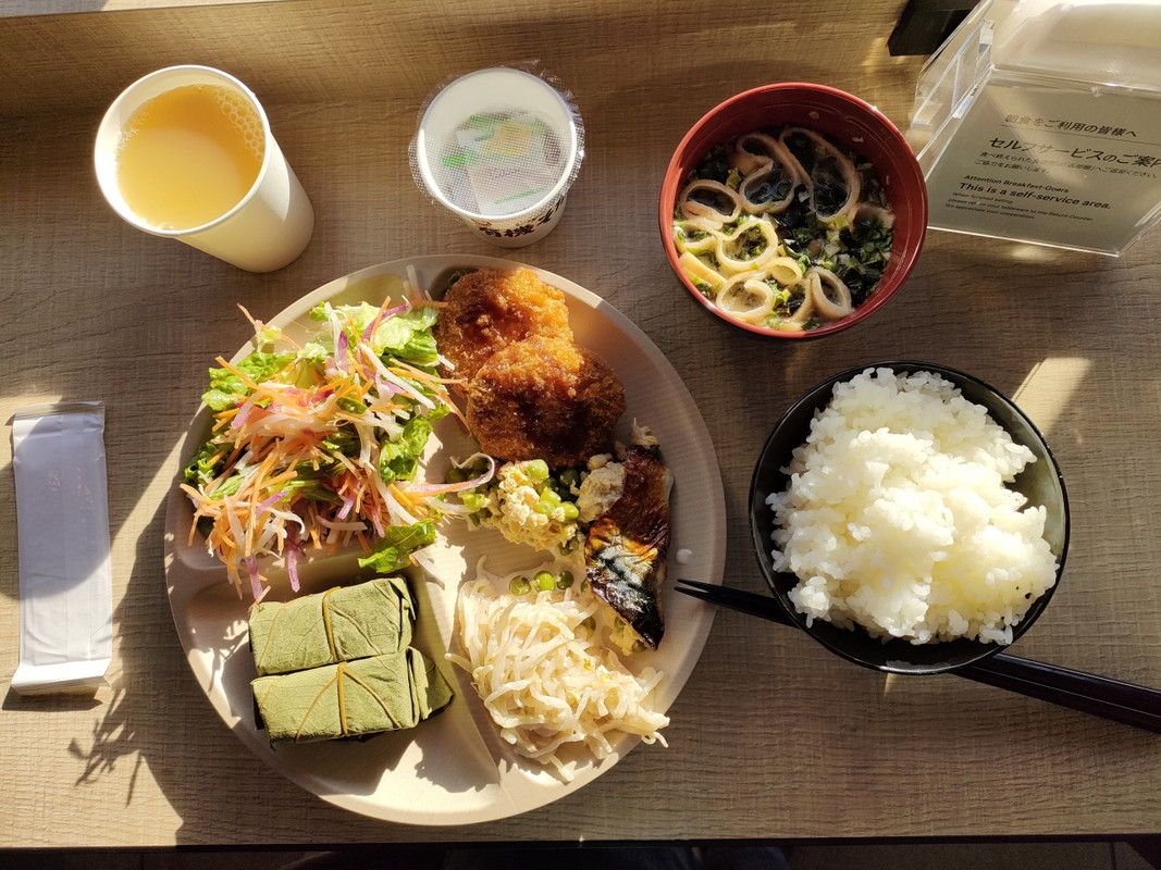 朝食。柿の葉寿司があるのは良い。