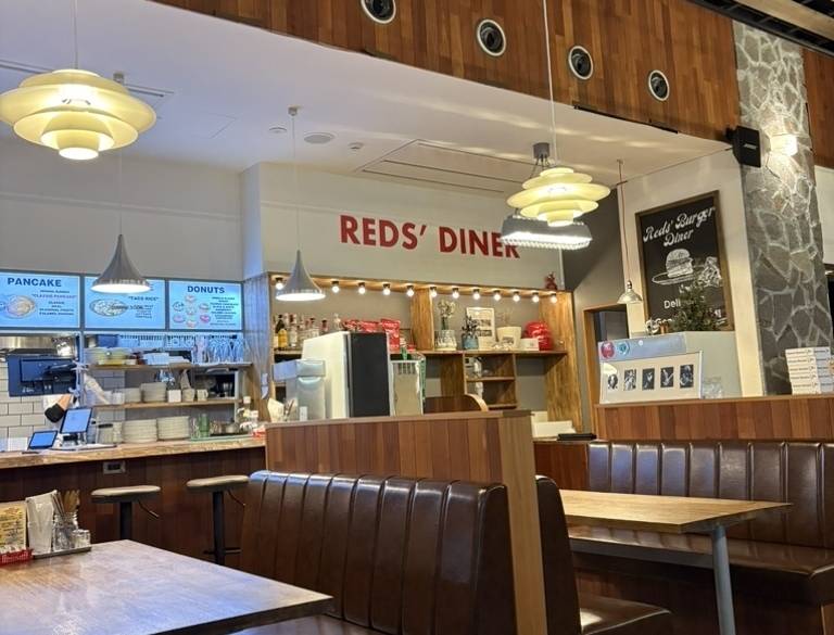 レッズ バーガー ダイナー内観 / 2