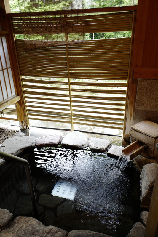 プラン特典で、無料で利用できた貸切温泉（岩風呂）。