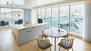 コーナースイート（クイーンベッド1台・ソファベッド2台）