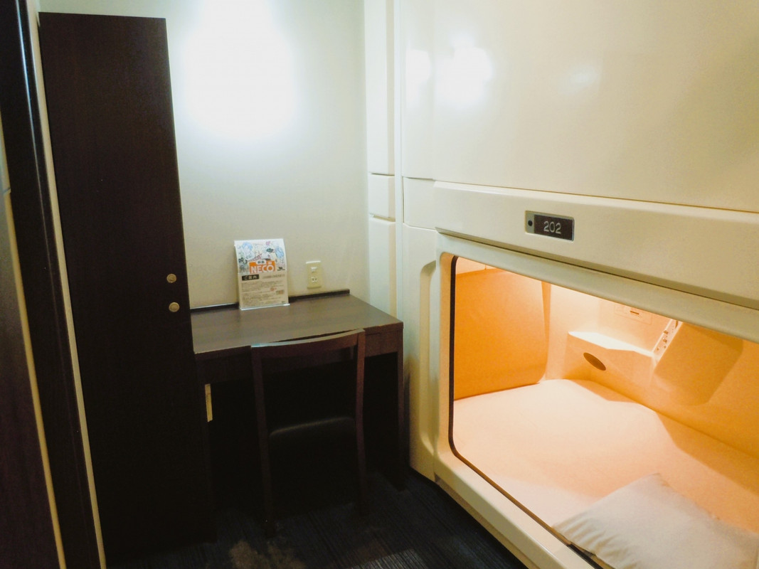 下段　カプセルルーム