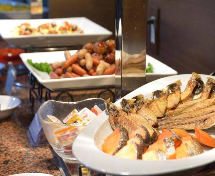 干物が並ぶ朝食 / 1