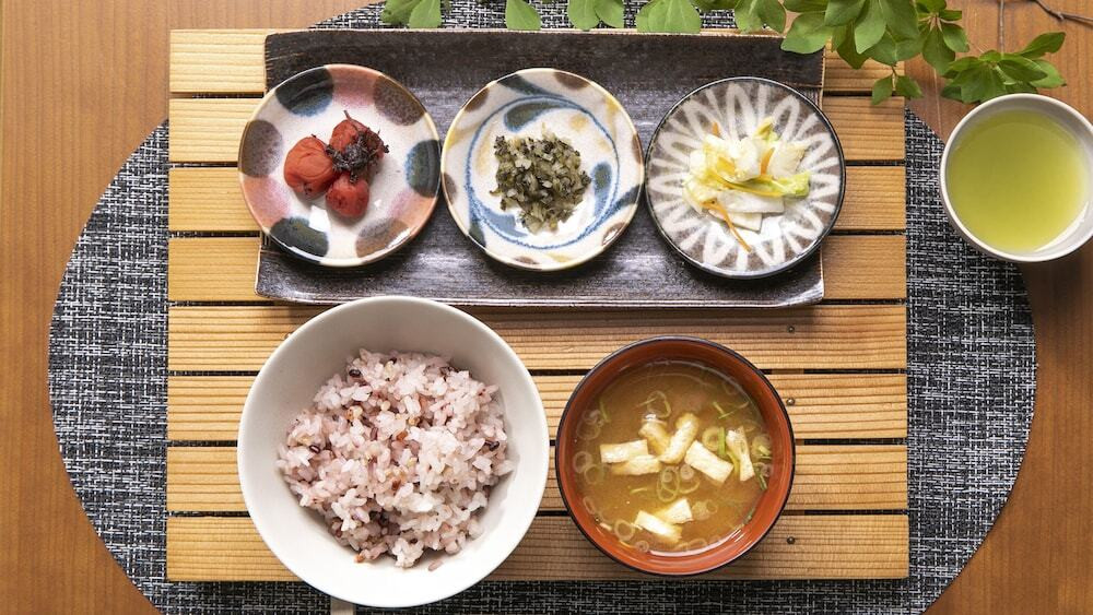 朝食ビュッフェ 菜っ葉のおひたしに、かぼちゃの炊いたんなど