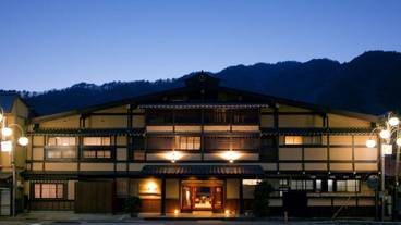 施設の正面 (日没後) / 2