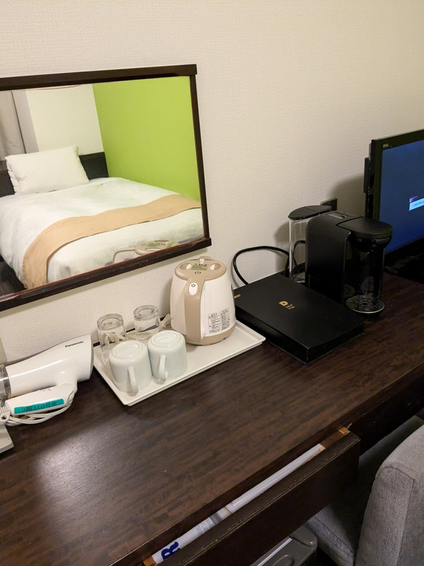 ポットとマグカップ、グラスはおいてある。