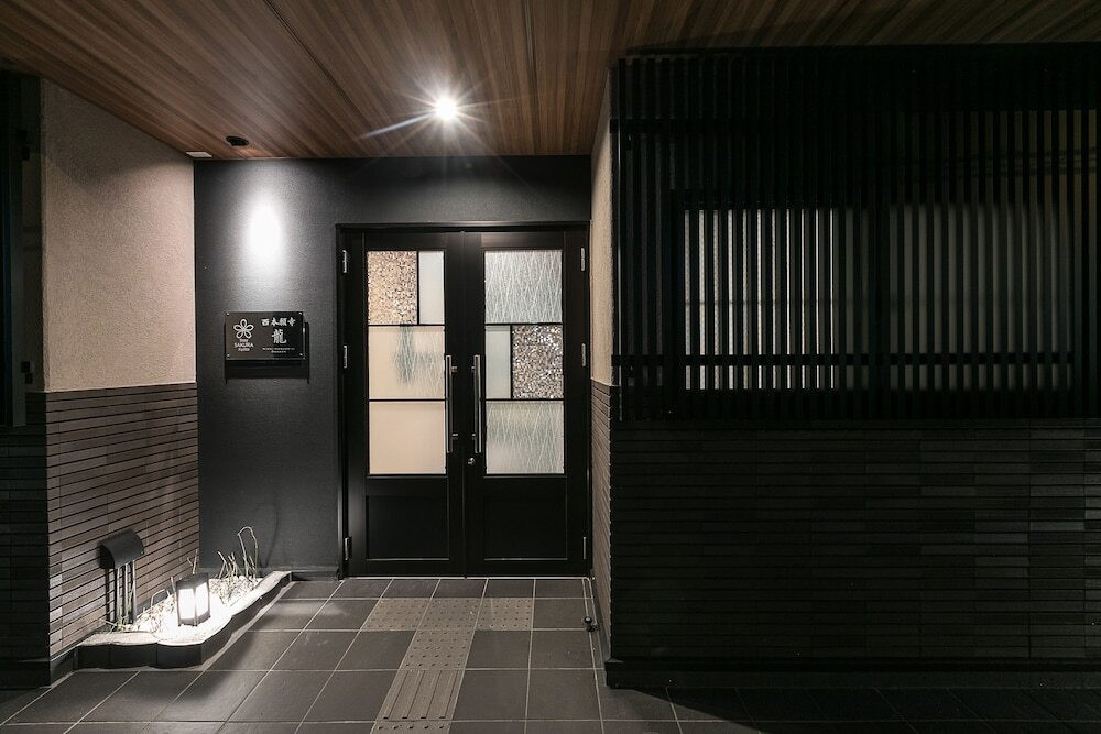 施設の正面 (日没後)