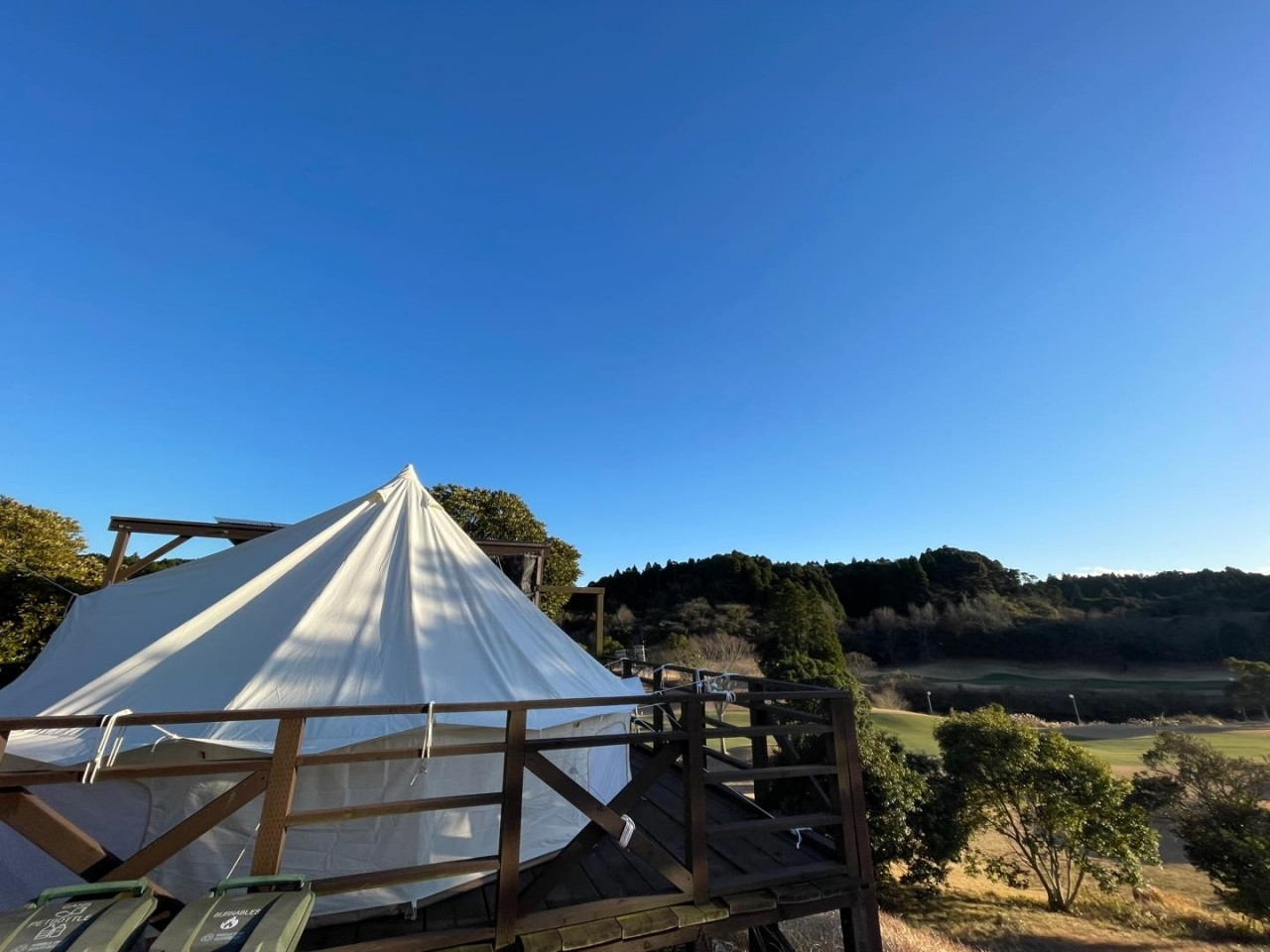 テントは広々としたプライベートエリア付きか、展望デッキ付きからチョイス3395260