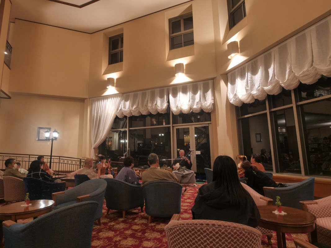 食後の三味線生演奏。これは素晴らしかったです！