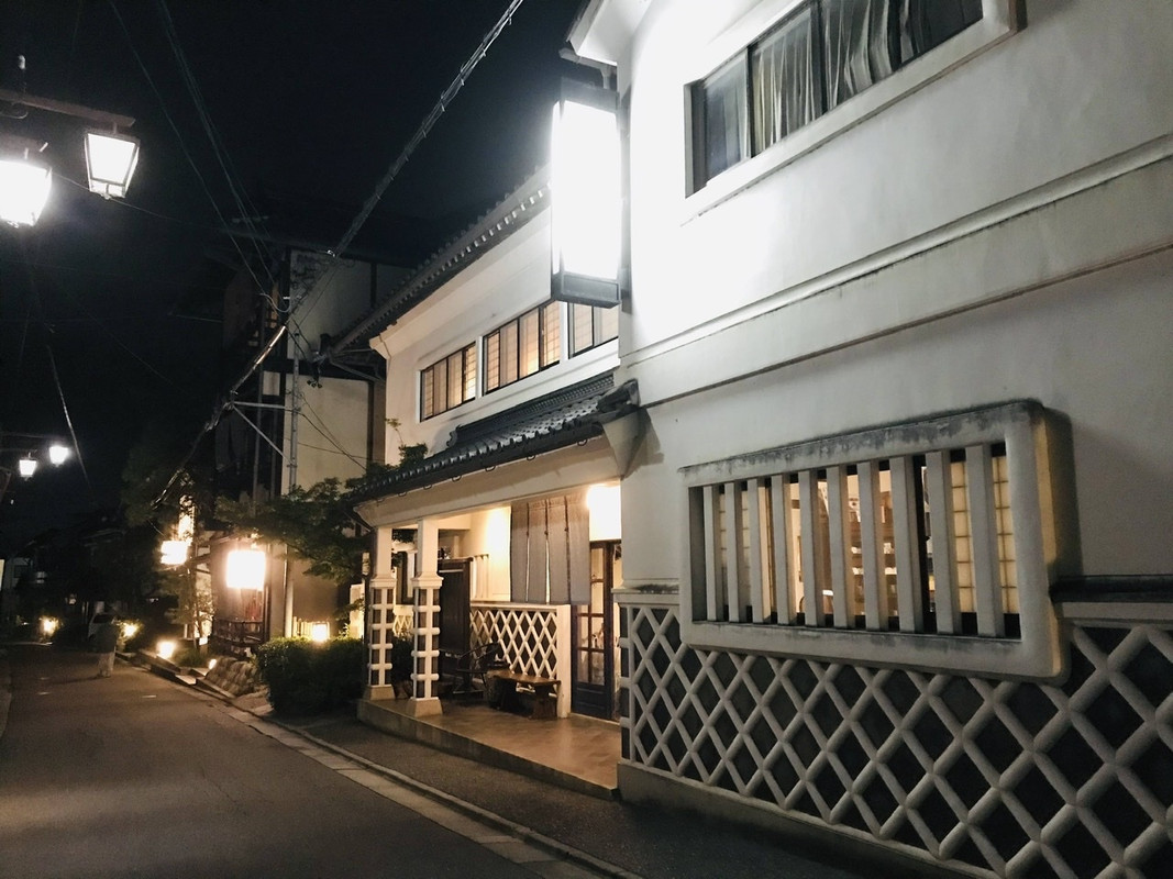 温泉街の雰囲気(旅館の外観ではない)