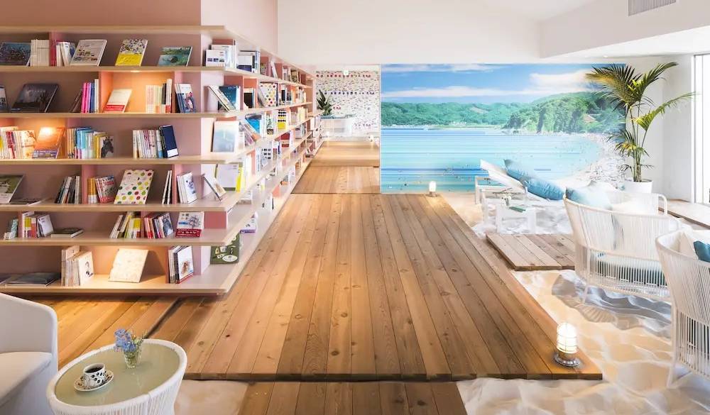 中央のブックシェルフには約1000冊もの本が並んでいます。旅の本や写真集、絵本などがあり、好みの1冊に出合えたら購入することもできちゃいます。