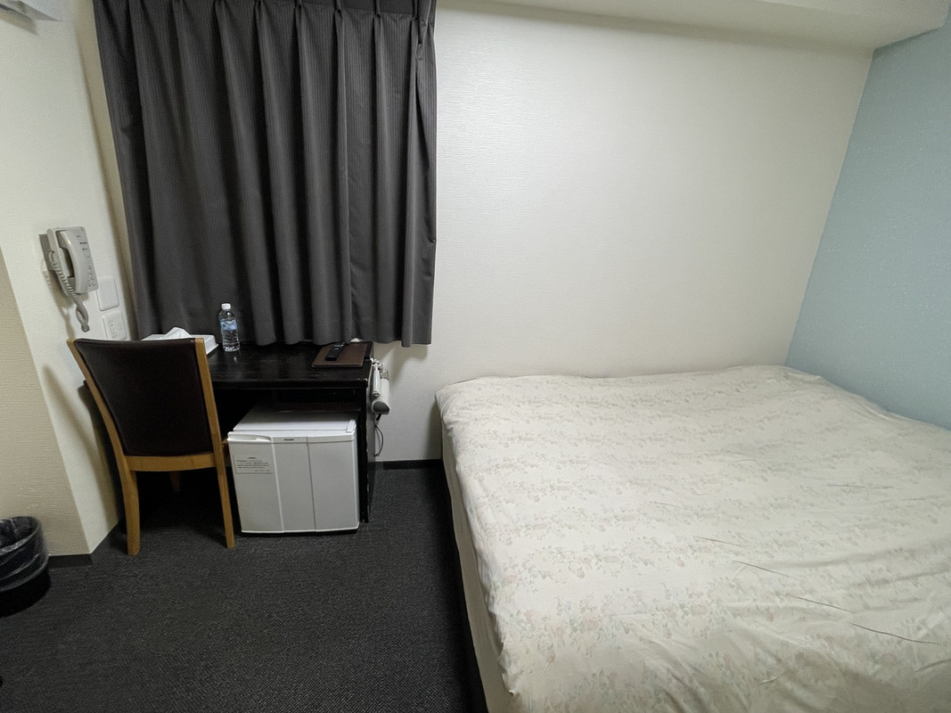 冷蔵庫、机は有り。