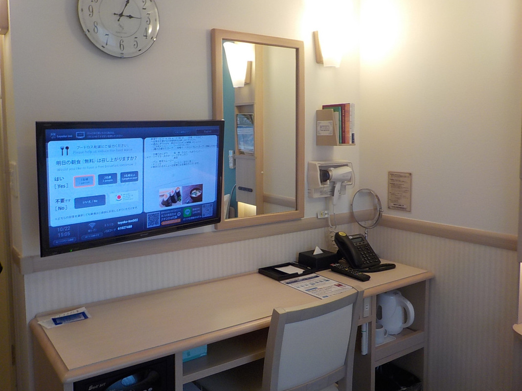 テレビは多機能で朝食数を予約、WiFiの設定などができます。